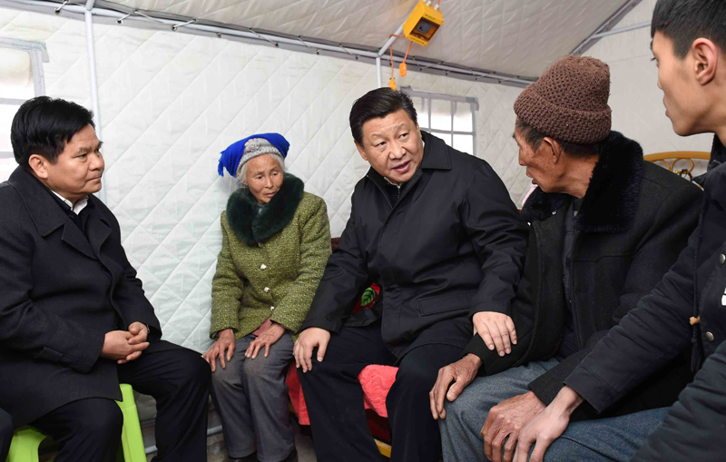人民领袖|大寒节令送大爱 2015年1月19日,习近平总书记来到云南鲁甸县小寨镇甘家寨红旗社区过渡安置点,看望受灾群众甘正芬和她的老伴儿邹体富。